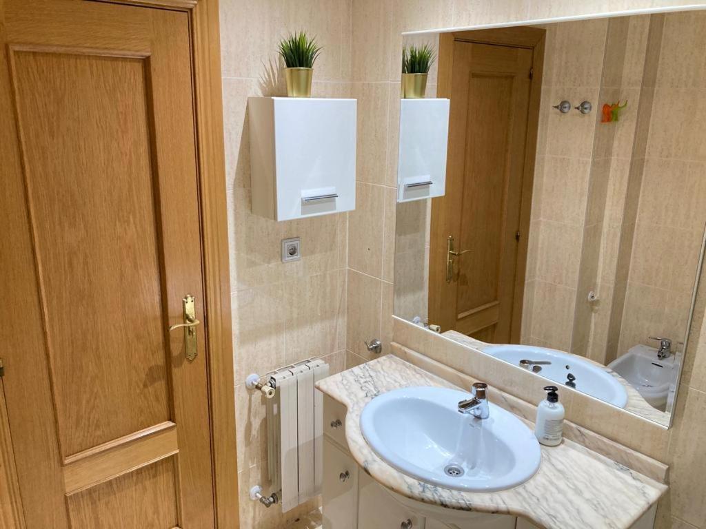 Apartamento Grande, 2 Dormitorios, Garaje Gratis Madrid Eksteriør billede